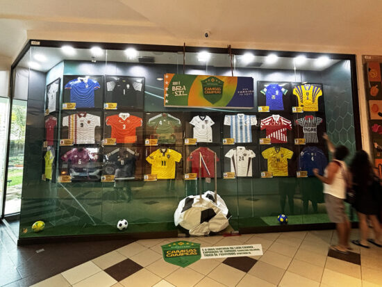 Futebol: Shopping Jardins recebe exposição de camisas históricas