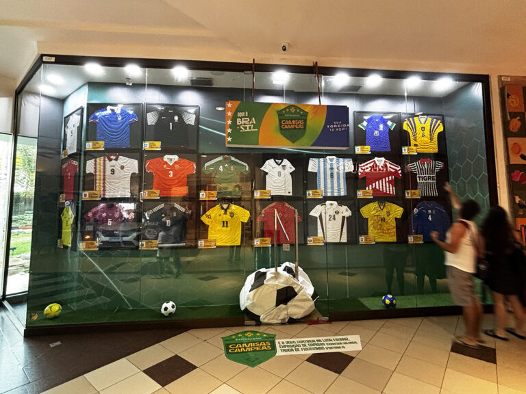 Futebol: Shopping Jardins recebe exposição de camisas históricas