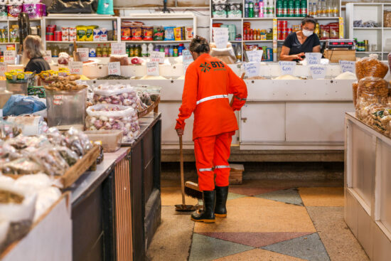 Limpeza contínua e cuidado sanitário reforçam rotina do Mercado Maria Virgínia Leite Franco