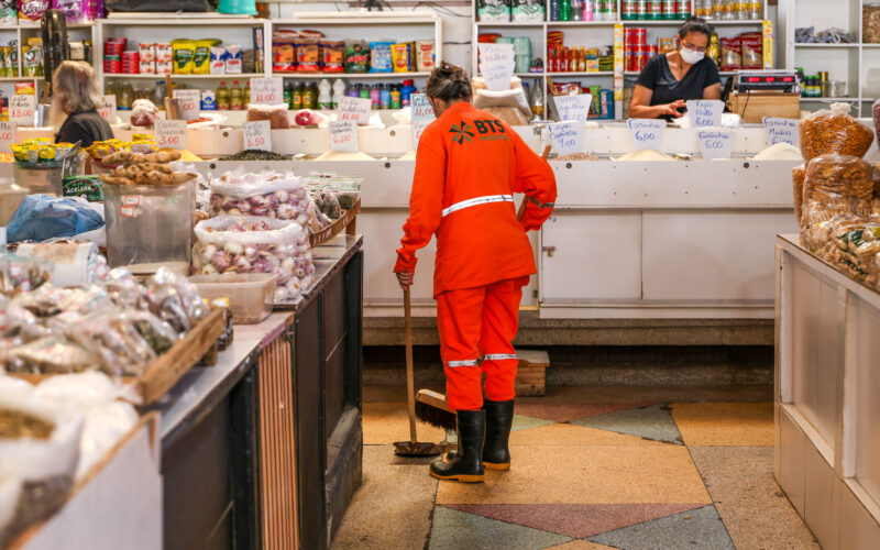 Limpeza contínua e cuidado sanitário reforçam rotina do Mercado Maria Virgínia Leite Franco