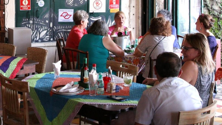 Abrasel reforça defesa pela volta do horário de verão após aumento nas contas de luz