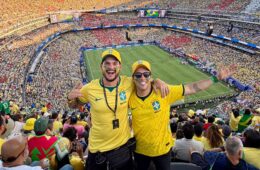 Agabas e Pokas vivem emoção da estreia do Brasil na Copa do Mundo e levam torcida sergipana para dentro do estádio