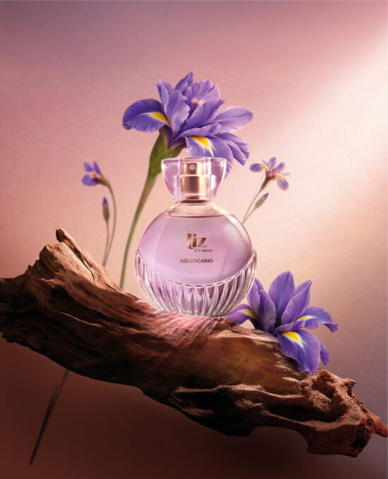 Com ingrediente raro da perfumaria internacional, O Boticário redefine o amadeirado feminino no lançamento de Liz D’Essence 