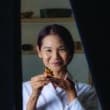 Telma Shimizu incorpora salmão pela primeira vez em sua cozinha