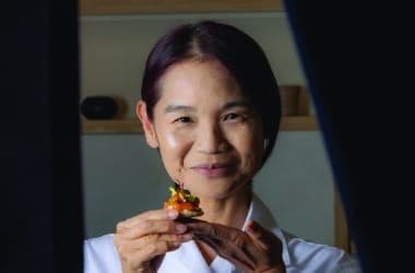 Telma Shimizu incorpora salmão pela primeira vez em sua cozinha