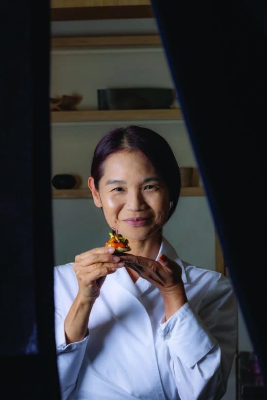 Telma Shimizu incorpora salmão pela primeira vez em sua cozinha