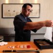 Jun Sakamoto retoma o balcão que transformou a gastronomia japonesa no Brasil