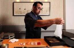 Jun Sakamoto retoma o balcão que transformou a gastronomia japonesa no Brasil