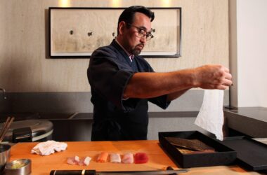 Jun Sakamoto retoma o balcão que transformou a gastronomia japonesa no Brasil