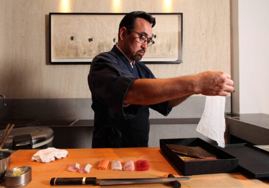 Jun Sakamoto retoma o balcão que transformou a gastronomia japonesa no Brasil