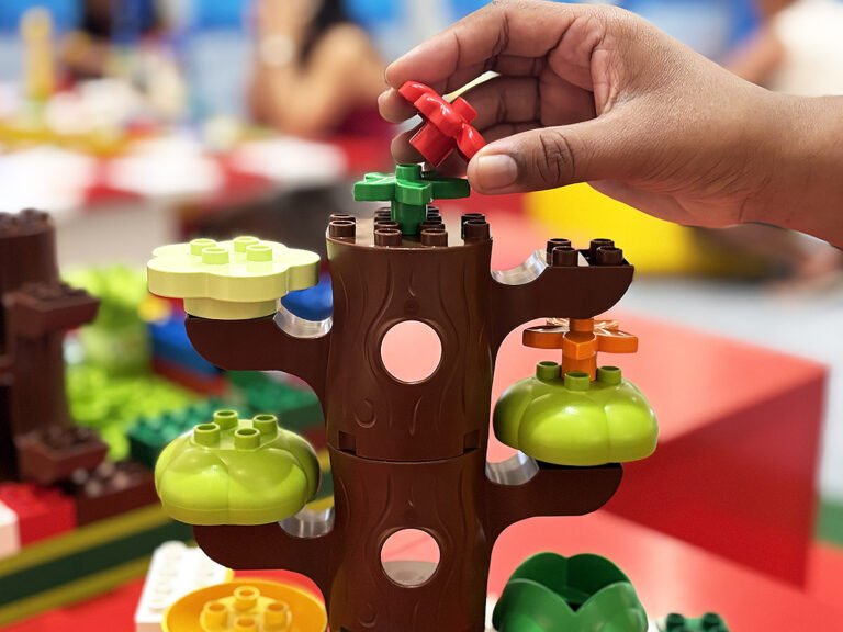 Especialistas destacam os benefícios de brincar com Lego