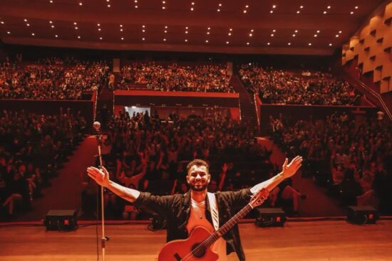 Petrel volta ao palco do Teatro Tobias Barreto pela terceira vez para abrir espetáculo em homenagem à Legião Urbana