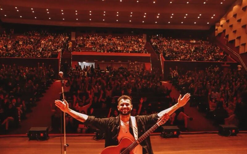 Petrel volta ao palco do Teatro Tobias Barreto pela terceira vez para abrir espetáculo em homenagem à Legião Urbana