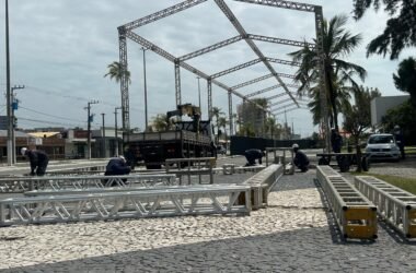 Montagem da estrutura: Pré-Caju 2026 já começou a tomar forma na Orla de Atalaia 