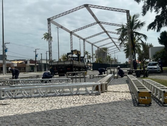 Montagem da estrutura: Pré-Caju 2026 já começou a tomar forma na Orla de Atalaia 