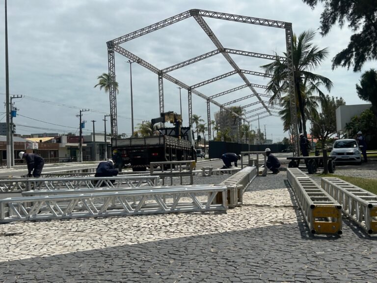 Montagem da estrutura: Pré-Caju 2026 já começou a tomar forma na Orla de Atalaia 