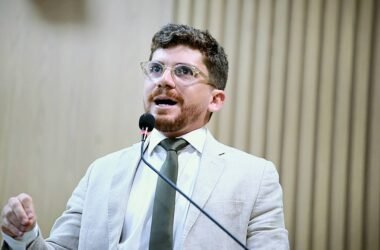 Breno Garibalde volta a criticar o uso de catracas duplas no transporte público