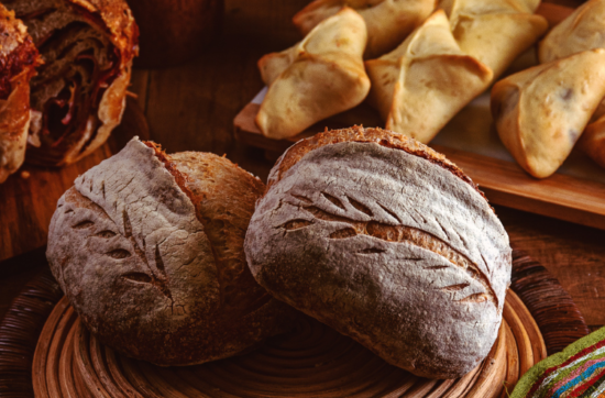 Pão artesanal ganha destaque com ingredientes e técnicas de produção