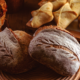 Pão artesanal ganha destaque com ingredientes e técnicas de produção